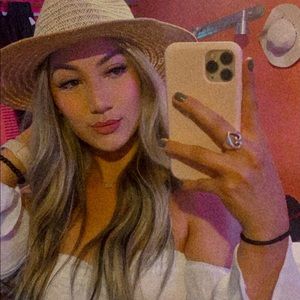 Meet your Posher, Alicia